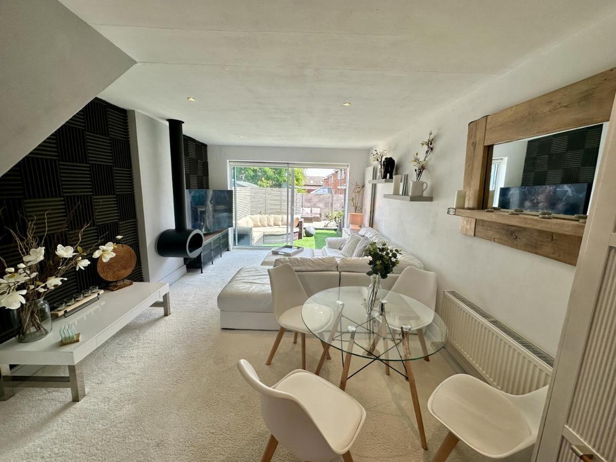 Fantastic 2-Bed House With Parking - Hosted By Hutch Lifestyle Villa Leamington Spa Exterior photo