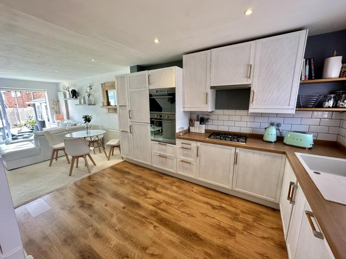 Fantastic 2-Bed House With Parking - Hosted By Hutch Lifestyle Villa Leamington Spa Exterior photo