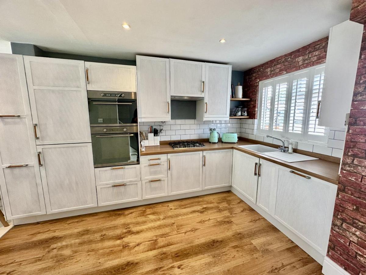 Fantastic 2-Bed House With Parking - Hosted By Hutch Lifestyle Villa Leamington Spa Exterior photo
